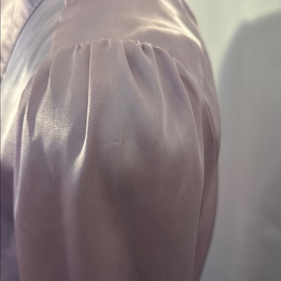 Vintage fitted Lavender Satin Blouse with incredible cuff, button detail. - Picture 4 of 11